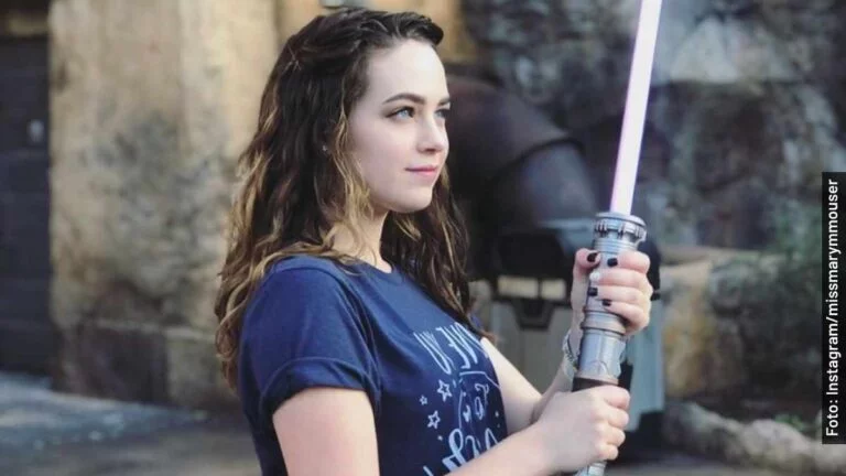 Ella es Samantha o Sam, hija de Daniel LaRusso en Cobra Kai, la serie