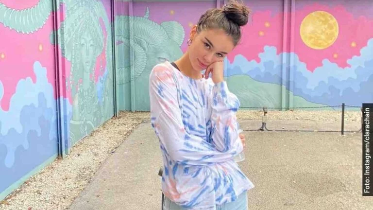 Ella es Clara Chaín, Ana en Alguien Tiene que Morir, serie de Netflix