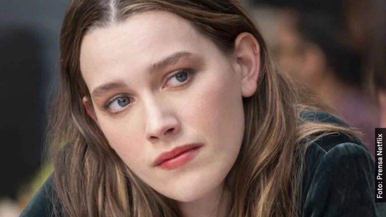 Ella es Dani Clayton en La Maldición de Bly Manor, serie de Netflix