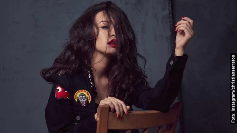 Ella es Christian Serratos, Selena Quintanilla en Selena, serie de Netflix