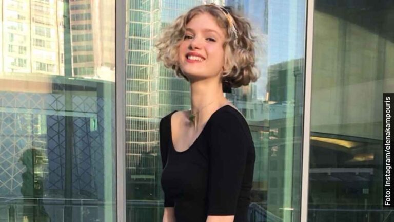 Ella es Elena Kampouris, Chloe en El Legado de Júpiter, serie de Netflix