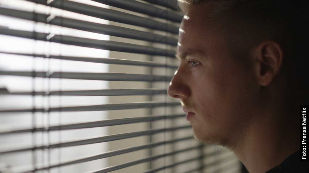 reparto shiny flakes el cibernarco adolescente serie