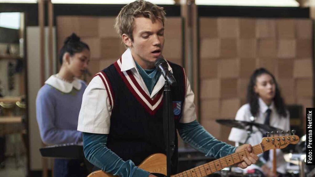 quién canta rebelde serie