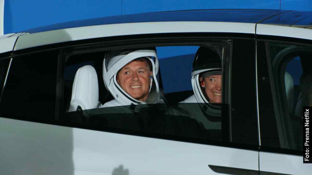 reparto regreso al espacio película documental