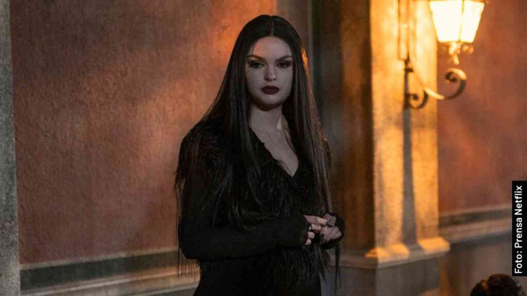catherine zeta‑jones merlina morticia serie gwen jones