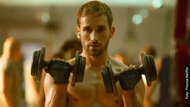 Quién es Adrián Ferrer en Perfil Falso, serie de Netflix