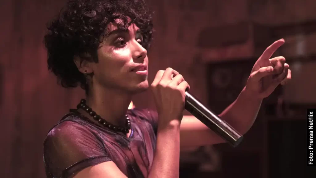 Andrés Cordaz como Luismi en Temporada de Huracanes, película de Netflix