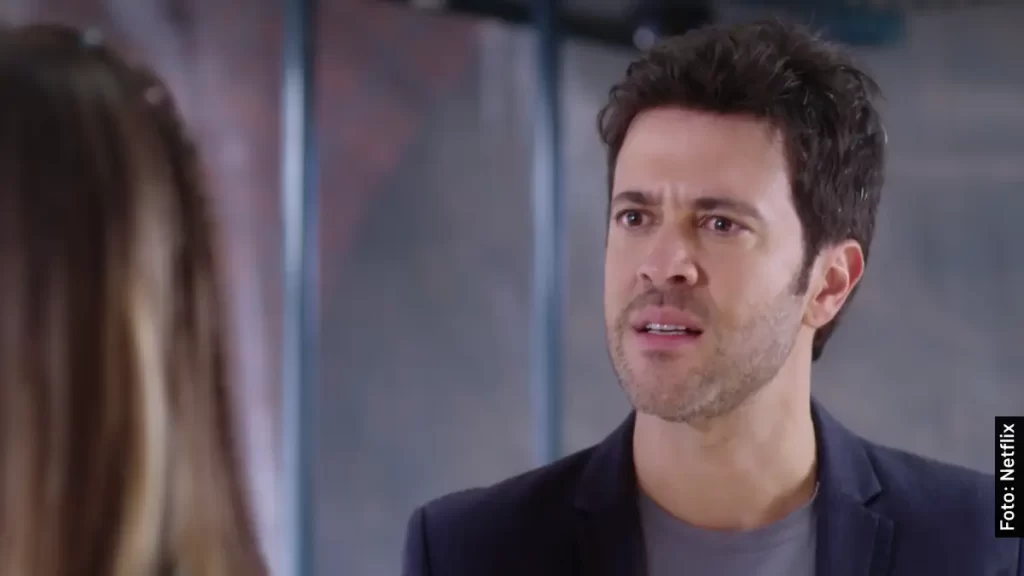 Juan Manuel Mendoza como Salvador en La Influencer, serie de Netflix