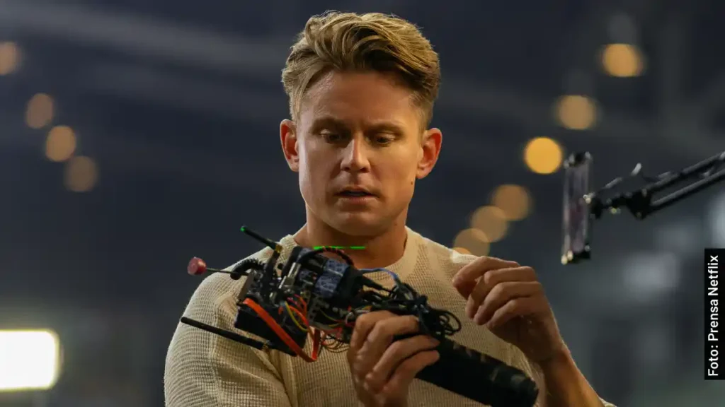 Billy Magnussen como Magnus en Lift: Un Robo de Primera Clase (2024), película de Netflix
