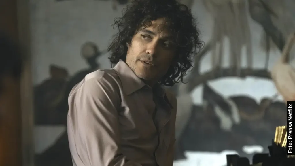 Rivi Ayala en la vida real y en Griselda, serie de Netflix