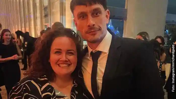 La actriz Jessica Gunning y el comediante Richard Gadd, en la carpeta roja de Bebé Reno, realizada en Londres. Foto: Instagram/mrrichardgadd