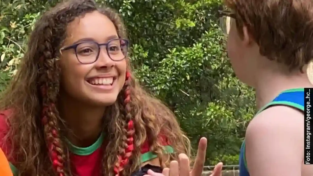Savannah La Rain como JJ en la película El Pájaro Loco Se Va de Campamento
