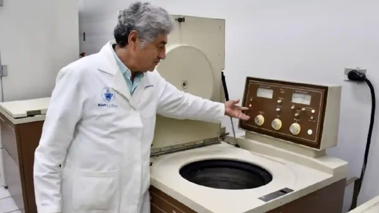 Investigador del ICUAP estudia bacteria capaz de descomponer PET
