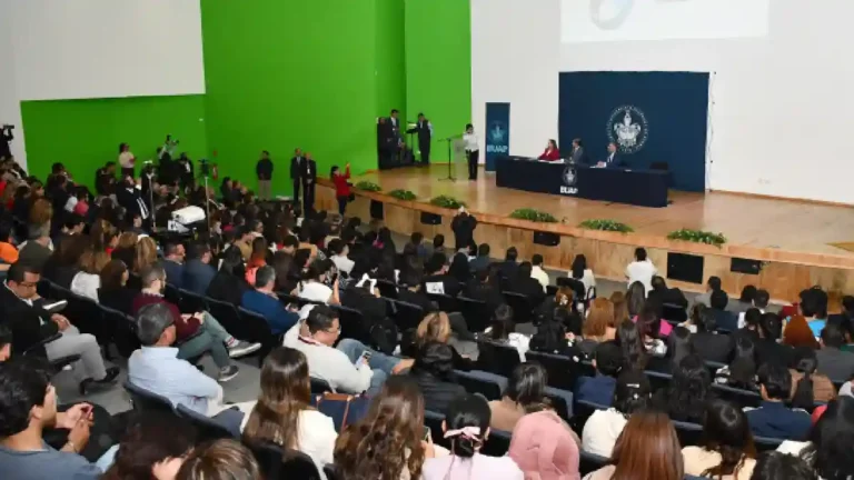 Distingue BUAP como exalumno destacado al gobernador Alejandro Armenta