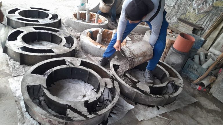 Personal del Ooapas fabrica diariamente brocales para fortalecer trabajos de reparación