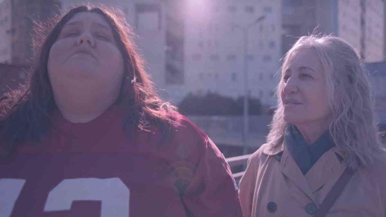 ¿Por qué Julie se mete al tanque de agua en Mis Muertos Tristes?