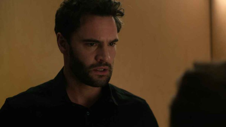 Quién es y qué edad tiene Tom Bateman, Adam Carlsen en La Hipótesis del Amor, película de Prime Video