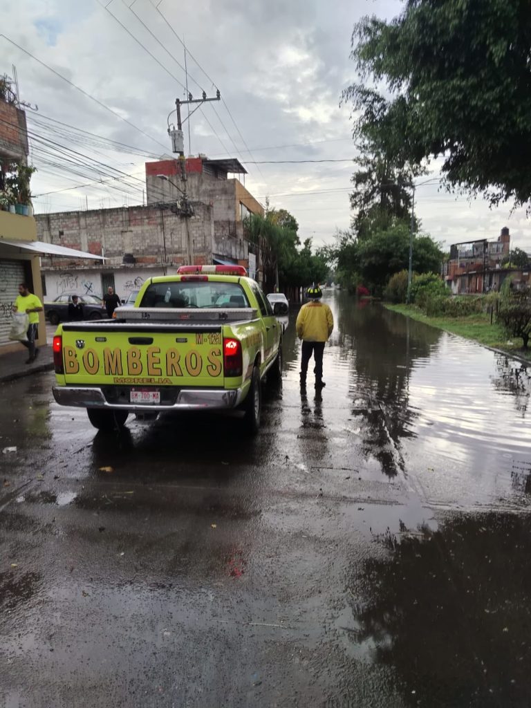 Brigadas municipales atienden reportes por fuerte lluvia en Morelia