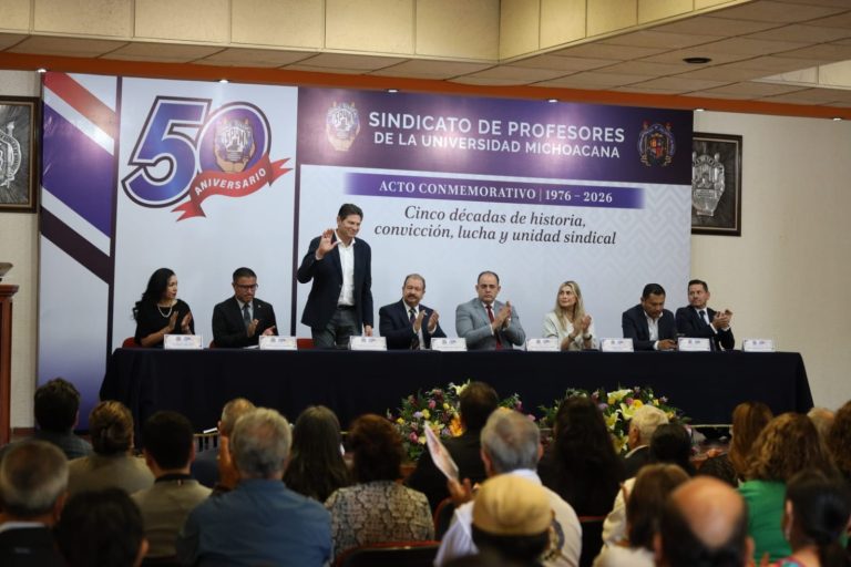 Alfonso Martínez reconoce a profesores del SPUM en su 50 aniversario