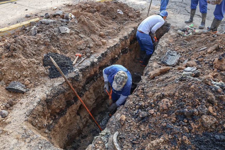Ooapas sustituye tubería de drenaje obstruida por basura en la colonia Leandro Valle