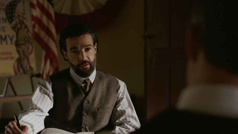 Quién es y qué edad tiene Christopher Abbott, Adam Trask en Al Este del Edén, serie de Netflix
