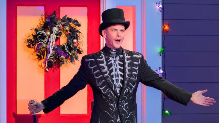 Quién es y qué edad tiene Mikey Day, conductor de ¿Es pastel? Halloween de Netflix